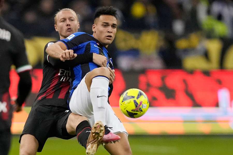 Simon Kjaer pokonuje Lautaro Martineza