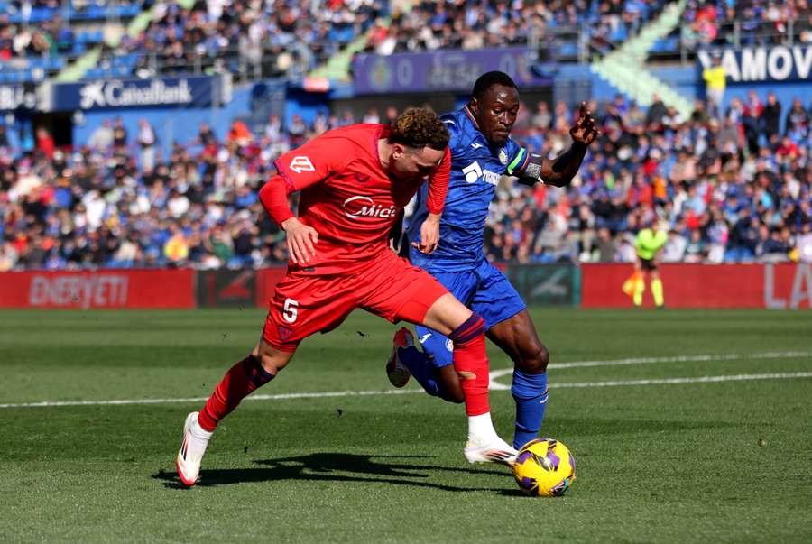 Djené pugna con Vargas