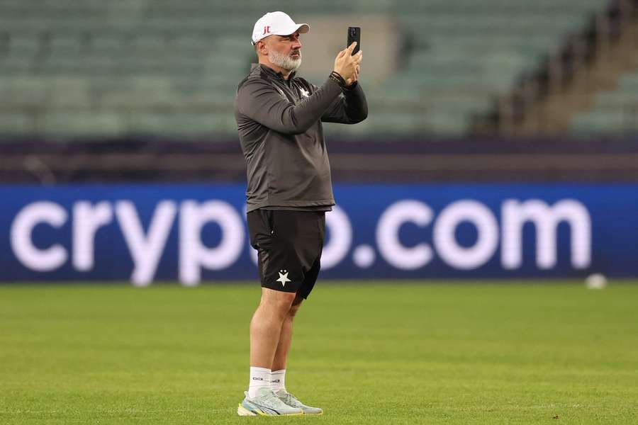 Jindřich Trpišovský během tréninku na Olympijském stadionu v Baku. Jindřich Trpišovský během tréninku na Olympijském stadionu v Baku.