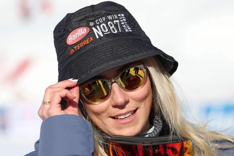 Shiffrinová s vystihujúcim klobúčikom, ktorý reprezentuje jej historické 87. víťazstvo vo Svetovom pohári.