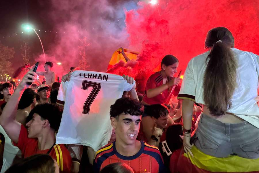 Los aficionados españoles en Mataró, celebrando el triunfo de España Los aficionados españoles en Mataró, celebrando el triunfo de España