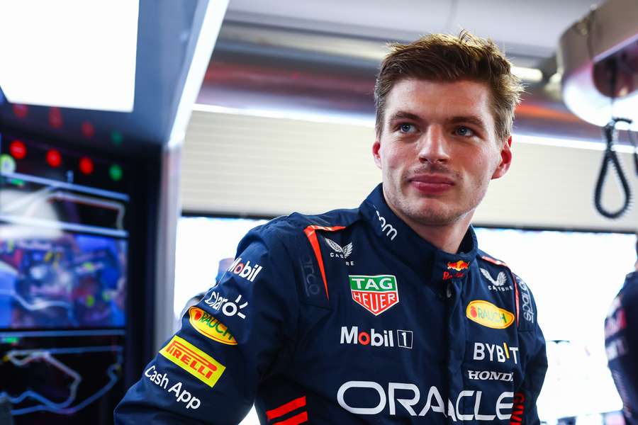 Verstappen kijkt toe tijdens de kwalificatie