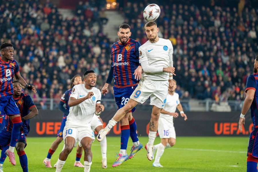 Adrian Leon Barisic, în duel cu Daniel Bîrligea, în timpul partidei dintre FC Basel și FCSB (3-1), în etapa a 4-a din Europa League