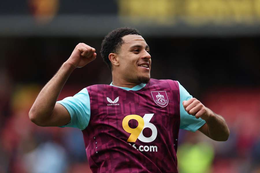 CJ Egan-Riley está em final de contrato com o Burnley