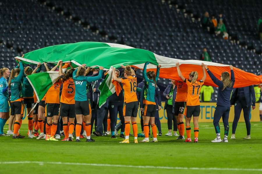 Irlandesas comemoram classificação para a Copa após vencer a Escócia em Glasgow