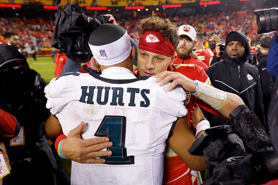 Patrick Mahomes e Jalen Hurts se abraçam após um jogo