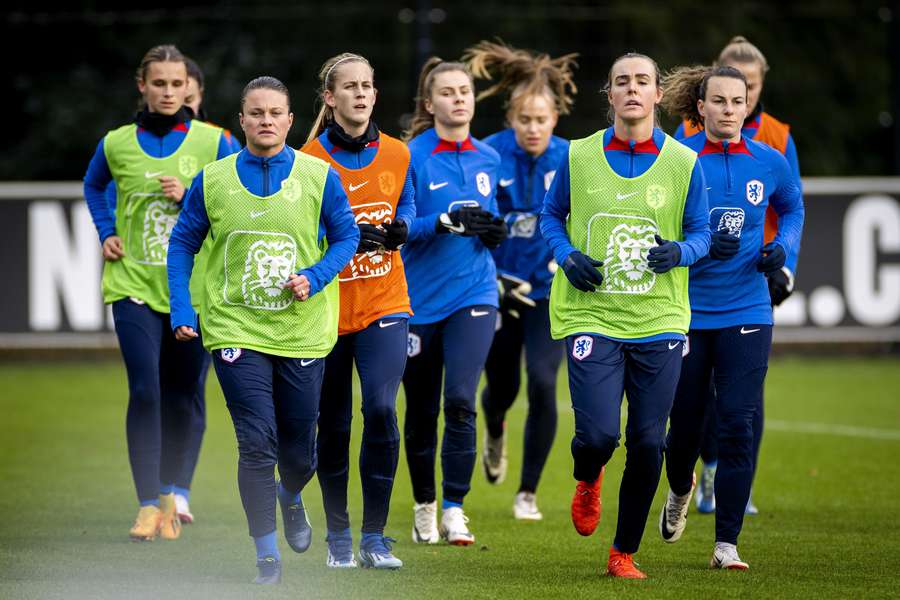 De Nederlandse voetbalsters op de training