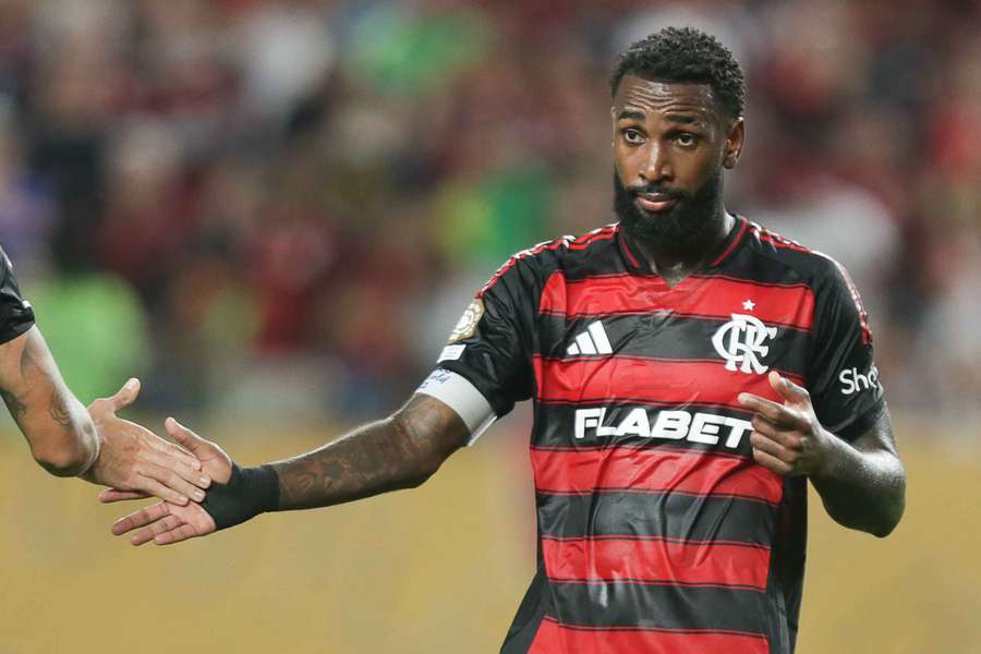 Capitão do Flamengo, Gerson foi o último a entrar em campo em apresentação da FIFA no Mundial