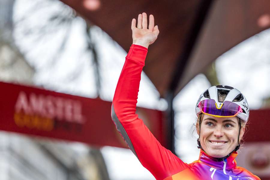 Demi Vollering voorafgaand aan de start van de Amstel Gold Race vrouwen