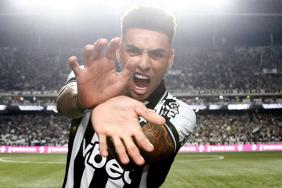 Igor Jesus foi homenageado pela diretoria do Botafogo