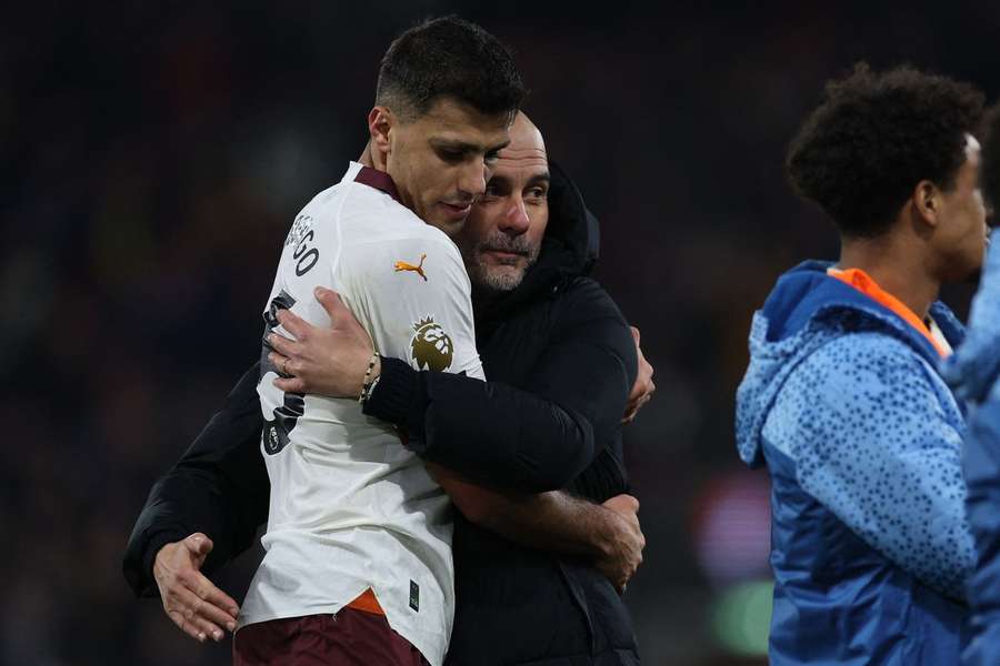 Guardiola abraça Rodri