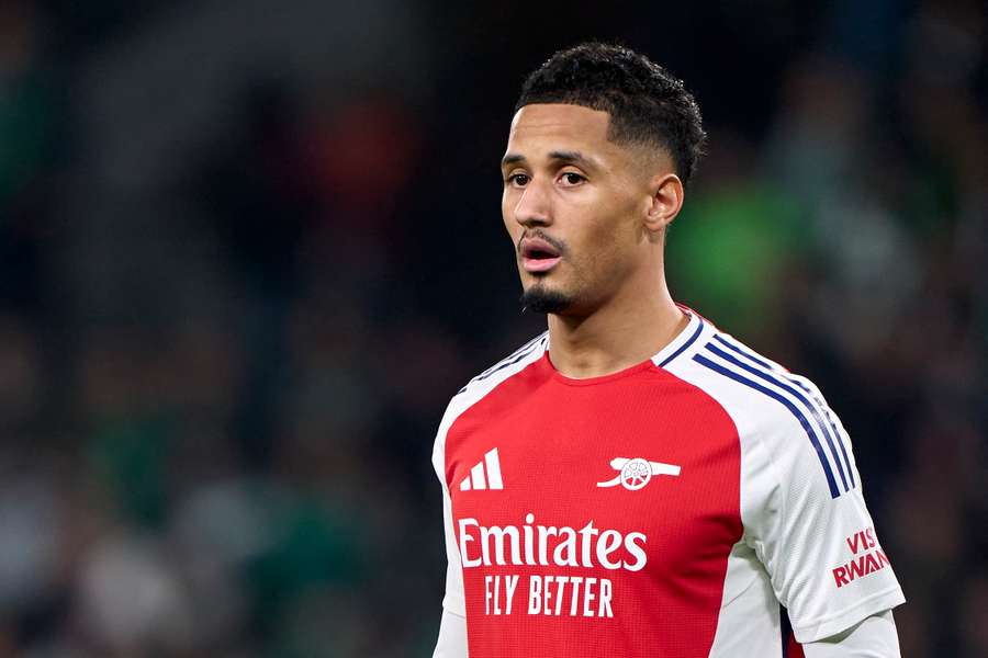 Saliba contra el Sporting el mes pasado.