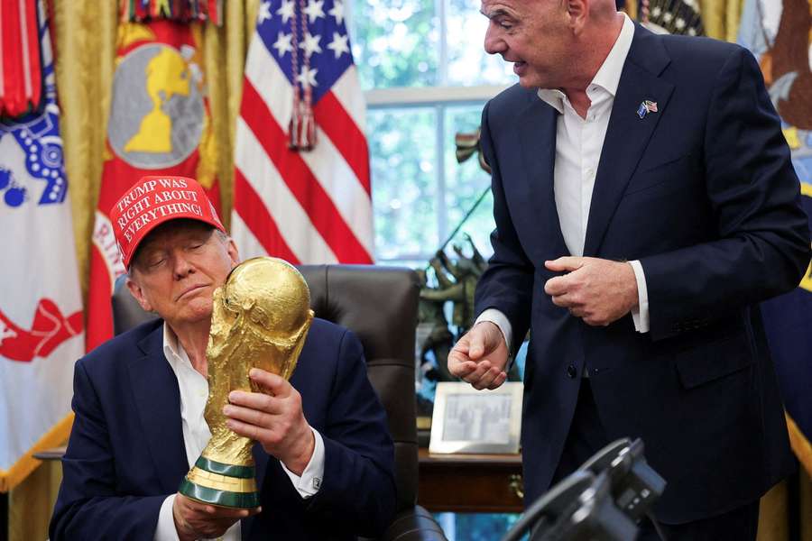 Trump (l.) und FIFA-Präsident Infantino (r.) Trump (l.) und FIFA-Präsident Infantino (r.)