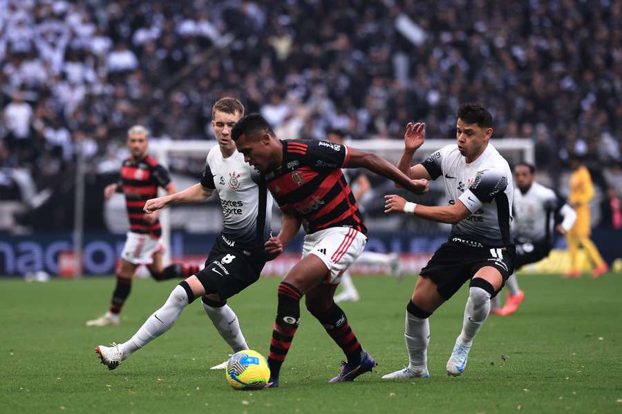 Corinthians e Flamengo fizeram primeiro tempo disputado