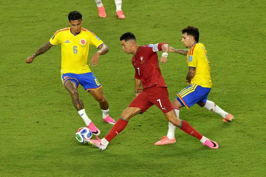 Ronaldo (m.) gegen zwei kolumbianische Spieler