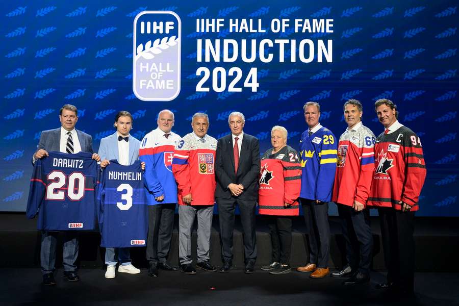 Noví členovia Siene slávy IIHF. Igor Liba je na fotografii tretí zľava.