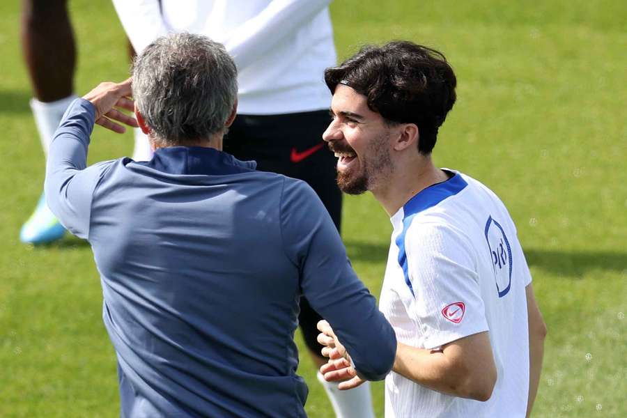 Vitinha ao lado do seu treinador no treino de segunda-feira