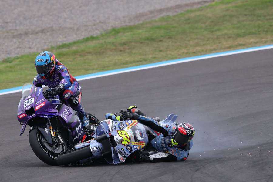 Miguel Oliveira a fost implicat într-un accident cu Fermín Aldeguer
