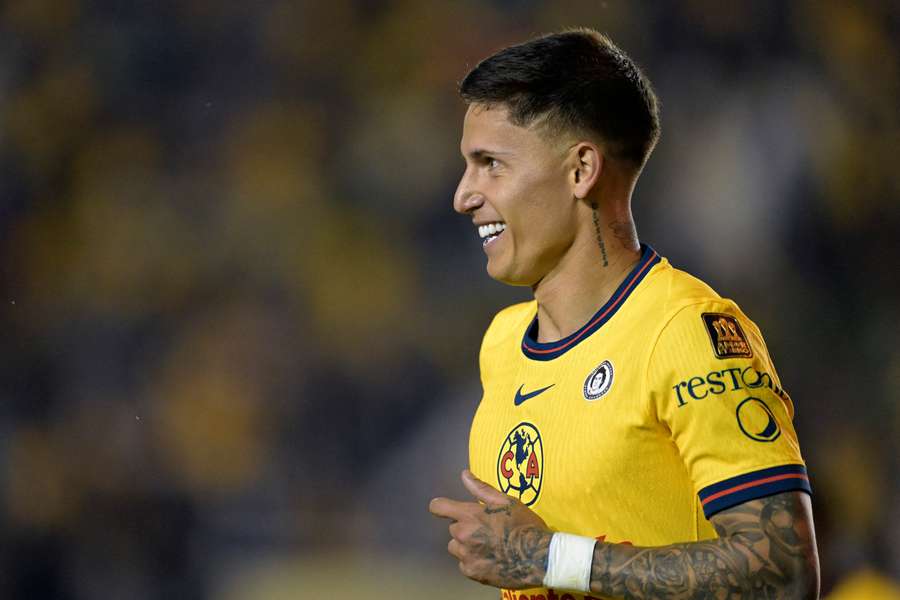 Brian Rodríguez sonríe en el América