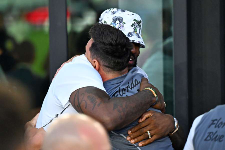LeBron James abraça Leo Messi.