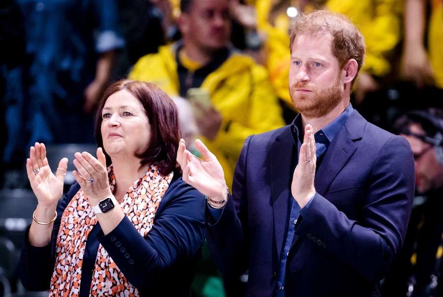 Conny Helder met de Engelse prins Harry bij de Invictus Games in Den Haag
