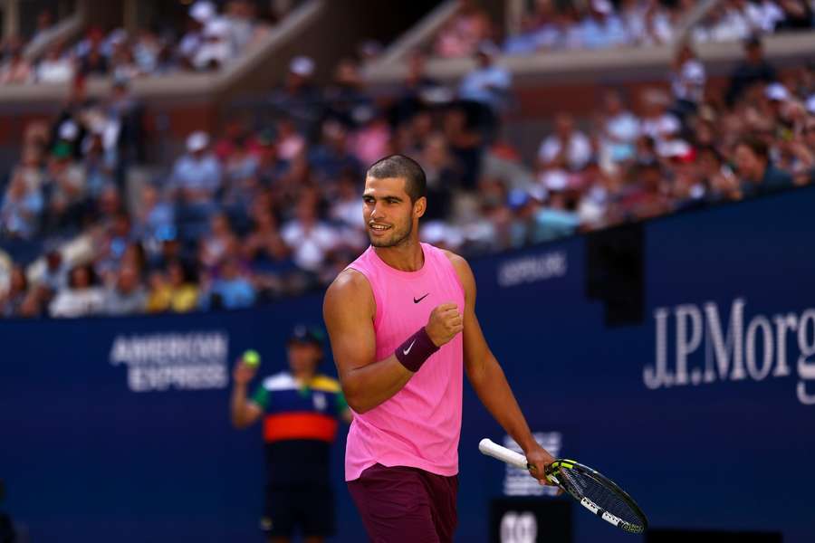 Carlos Alcaraz soma e segue no US Open