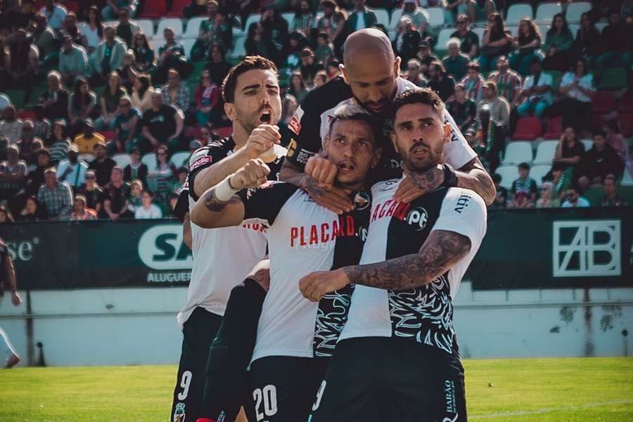 Farense precisa de vencer o Famalicão
