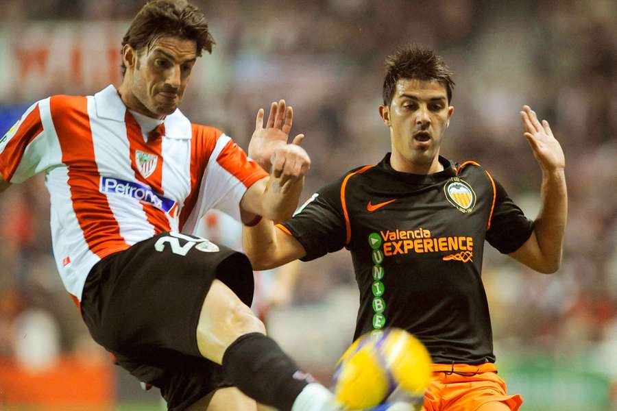 Aitor Ocio despeja un balón en presencia de David Villa