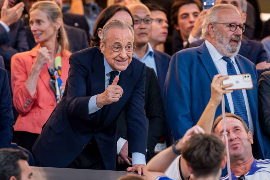 Florentino Pérez posa para una fotografía de un aficionado