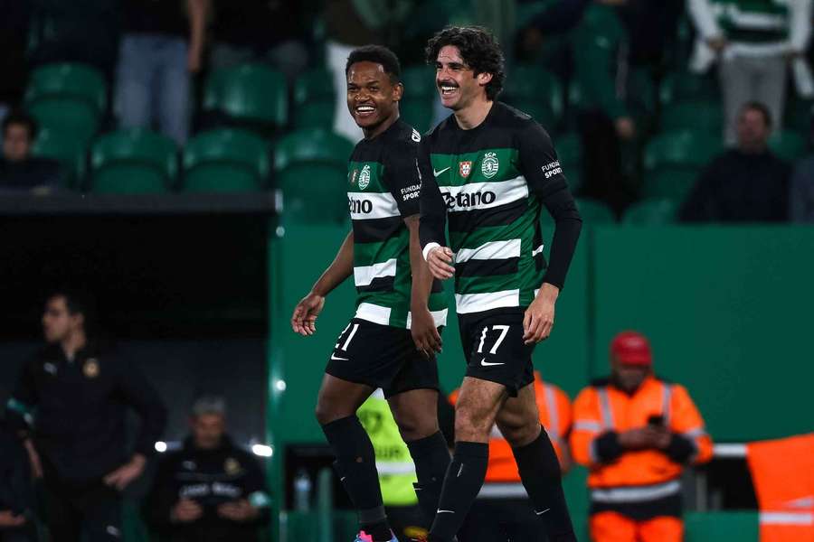Francisco Trincão festeja com Geny Catamo