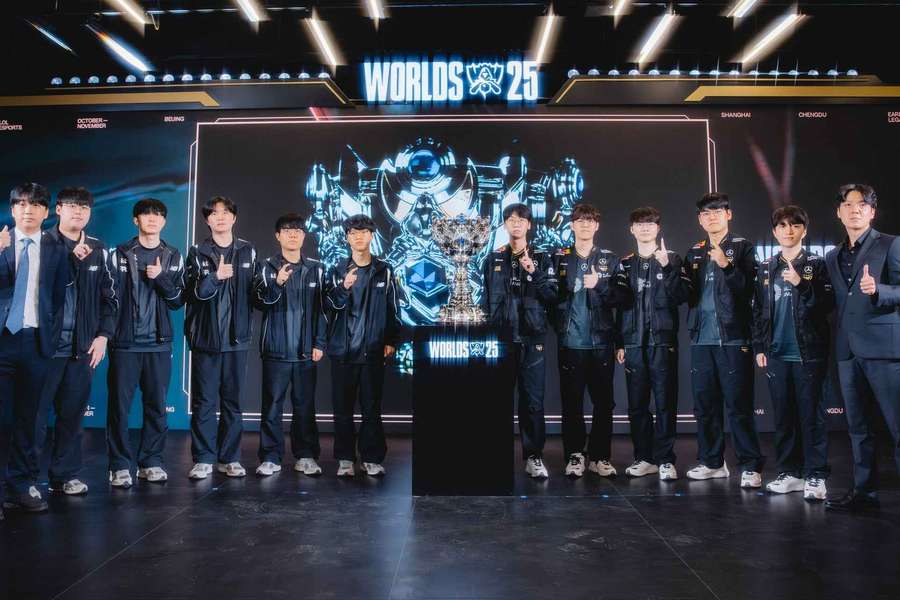 kt Rolster (Izq de la copa) y T1 (D)