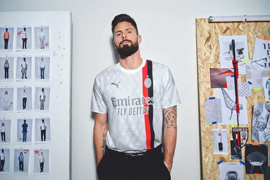 Olivier Giroud im Auswärtstrikot des AC Mailand.