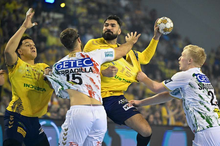 Zawodnicy Industrii Kielce Theo Monar (L) i Jorge Maqueda (2P) oraz Antonio Serradilla Cuenca (2L) i Magnus Saugstrup Jensen (P) z SC Magdeburg