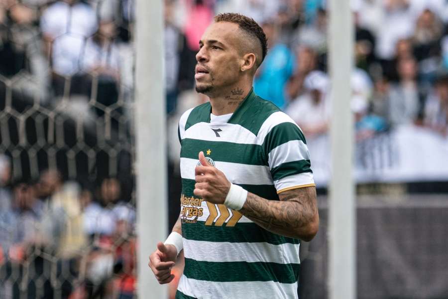 Breno Lopes fez dois gols na vitória do Coritiba sobre o Santos