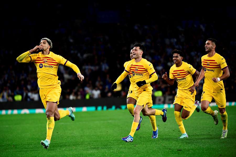 Ronald Araujo celebrates with teammates after scoring the winning goal in time added on