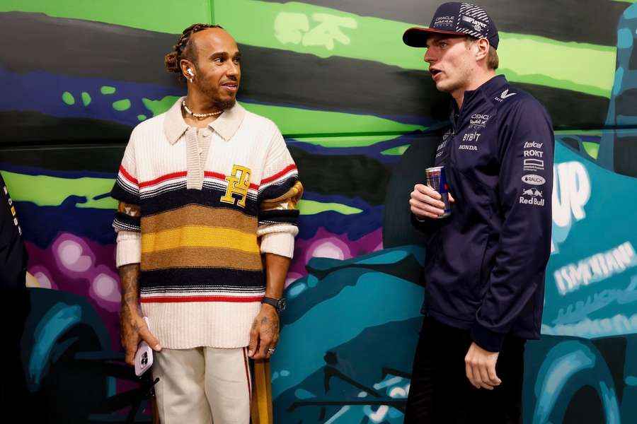 Weltmeister Max Verstappen (r.) sagt seinem Rivalen Lewis Hamilton (l.) eine seltsame letzte Saison bei Mercedes voraus.