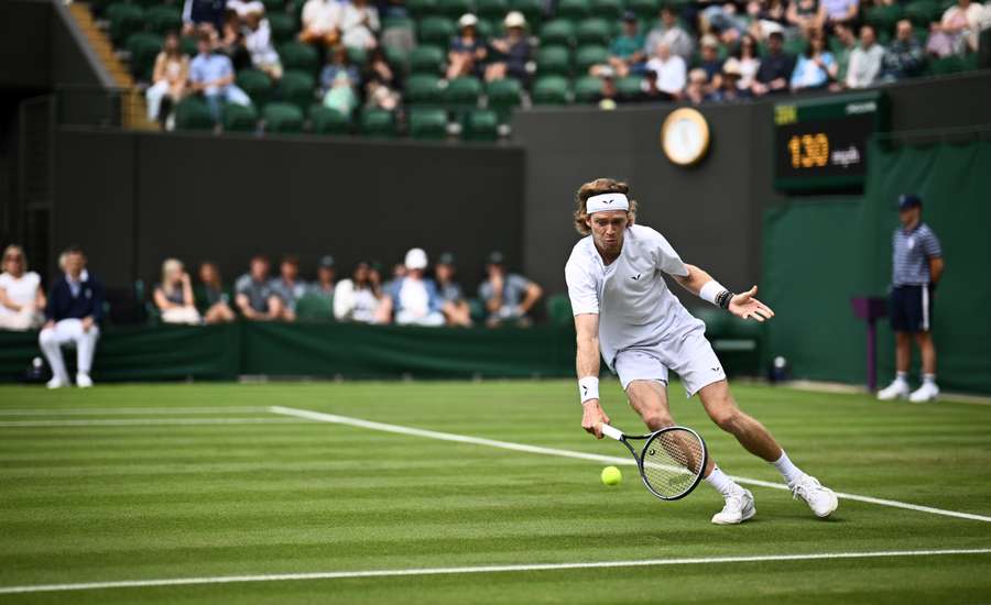 Andrey Rublev devolve a bola a Max Purcell durante o jogo da primeira ronda