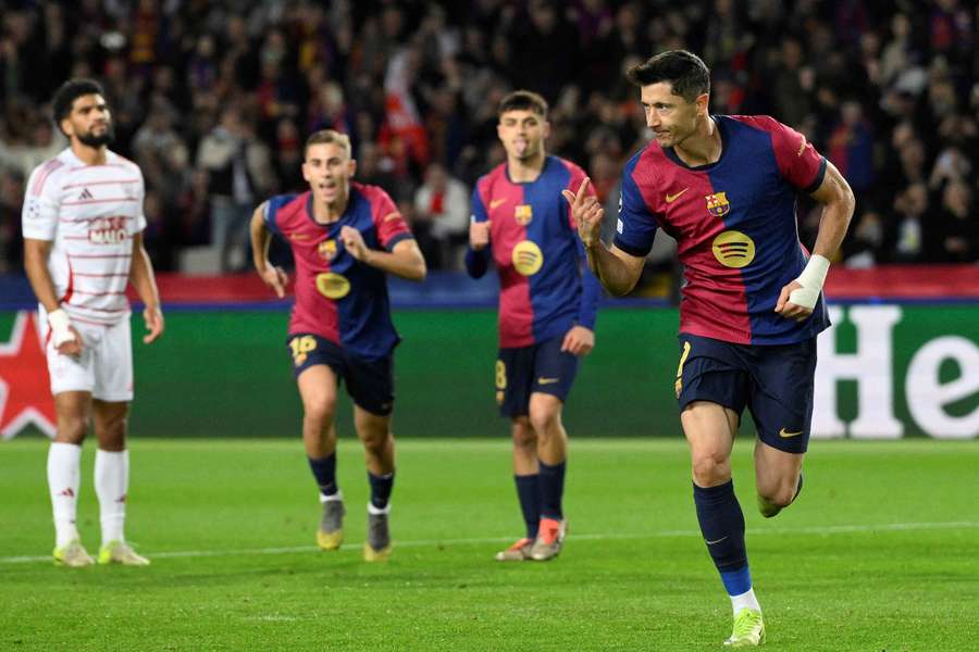 Lewandowski corre a celebrar su centenario gol