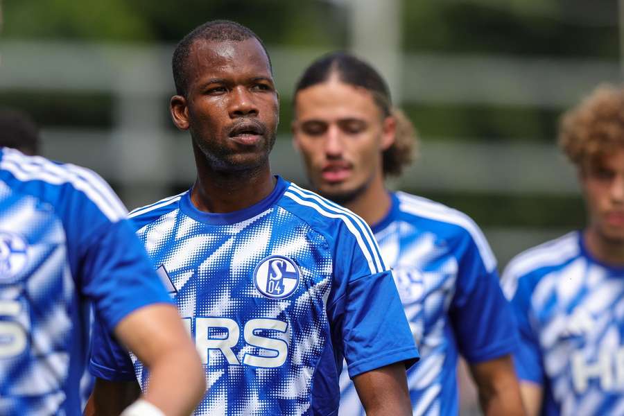 Pape Ba im Training des FC Schalke 04.