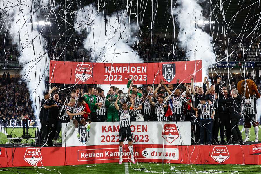 Heracles Almelo werd afgelopen vrijdag op het eigen Erve Asito kampioen van de KKD