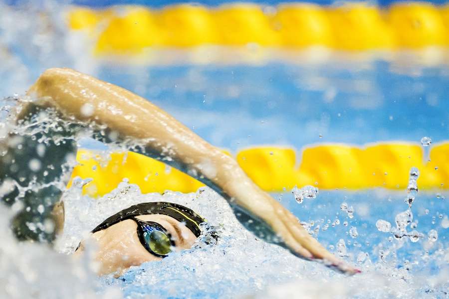 Marrit Steenbergen in actie in de halve finale op de 100 vrij vrouwen tijdens de vijfde dag van het WK