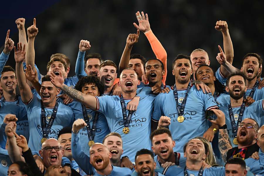 Os jogadores do Man City festejam depois de ganharem a Liga dos Campeões