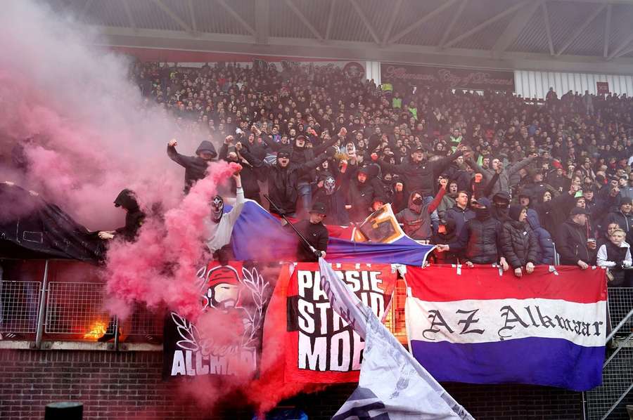 154 AZ-supporters zingen antisemitische liederen in de metro en worden opgepakt