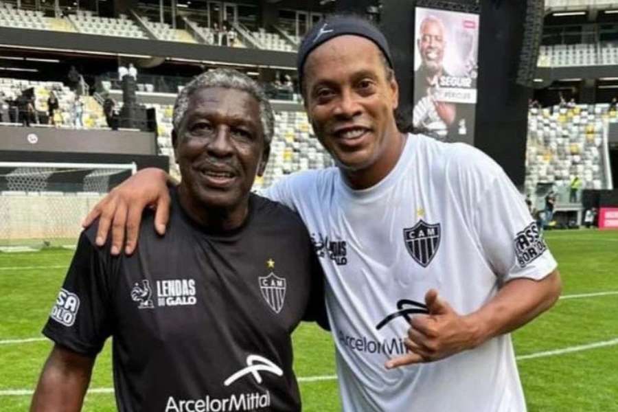 Paulo Isidoro, aqui ao lado de Ronaldinho, é uma lenda do Atlético-MG