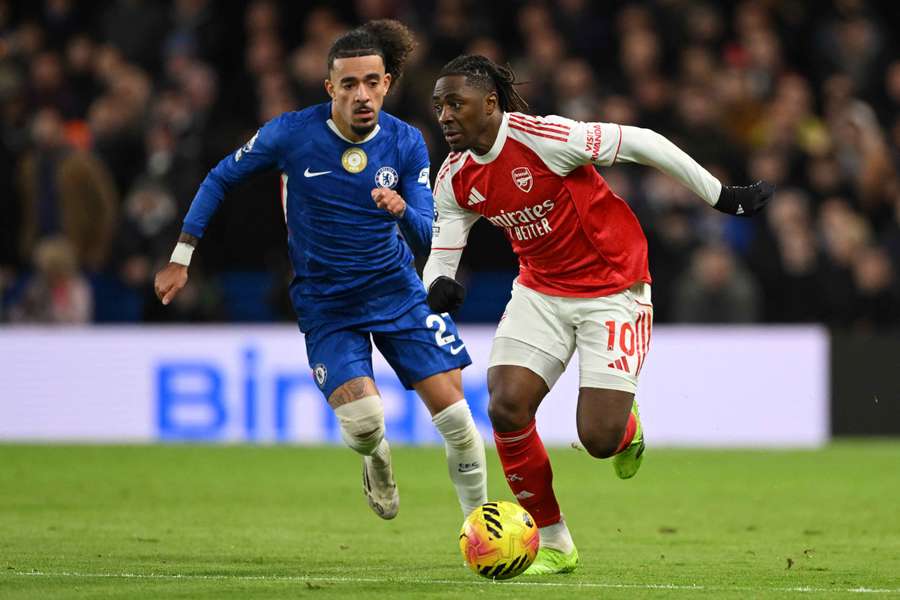 Malo Gusto z Chelsea nahání Eberechiho Ezeho v derby s Arsenalem. Malo Gusto z Chelsea nahání Eberechiho Ezeho v derby s Arsenalem.