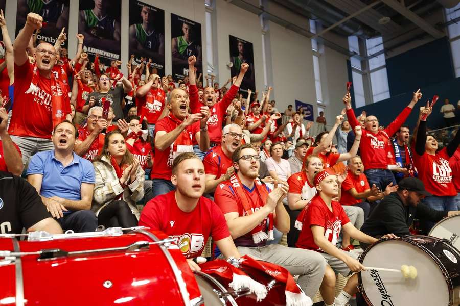 De uitsupporters van Heroes Den Bosch vulden de tribune in Leiden