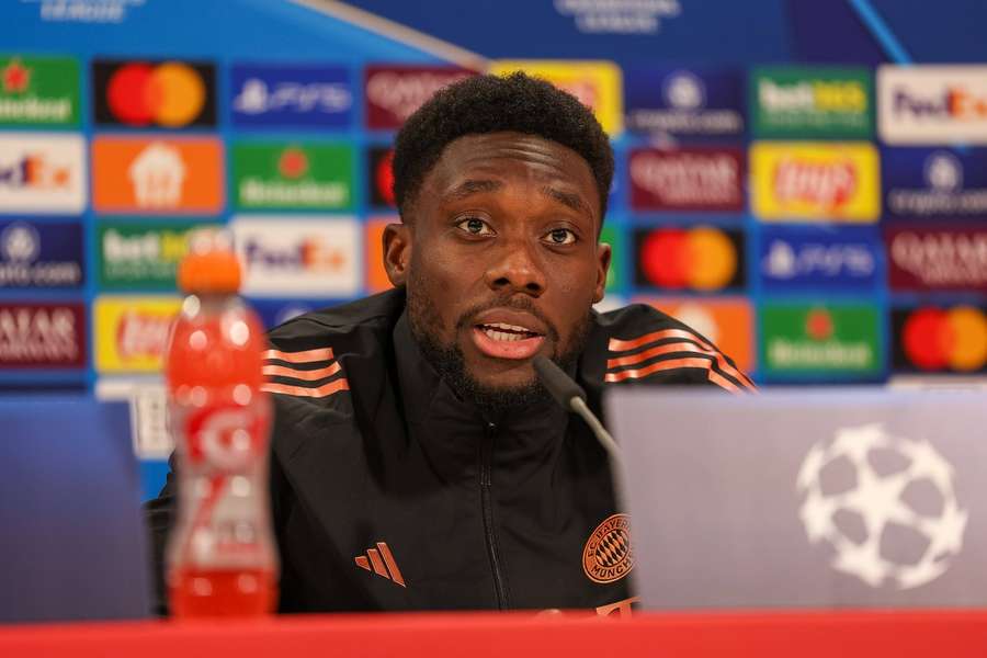 Davies durante su rueda de prensa