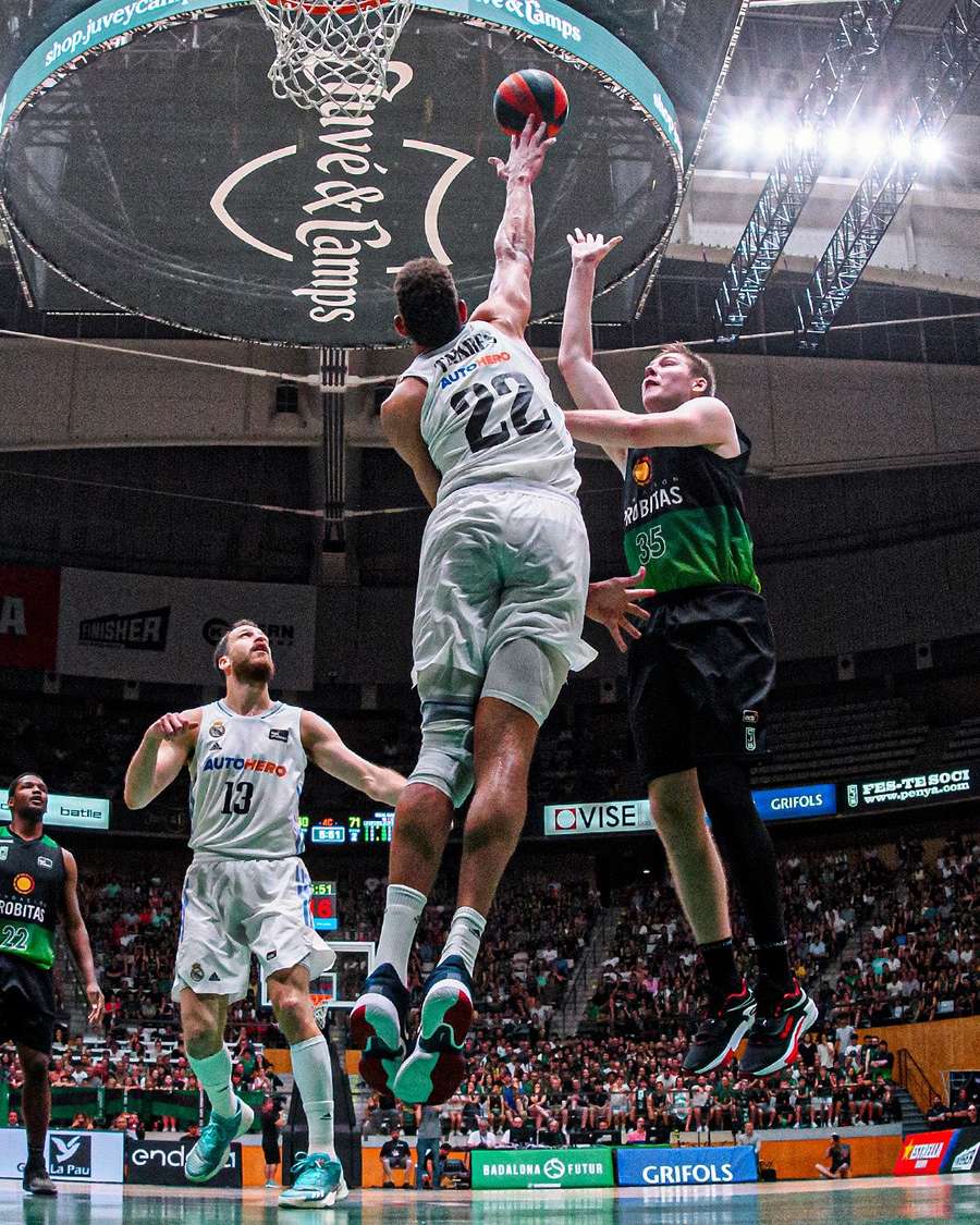 Walter Tavares, a fazer um bloco na Liga ACB.