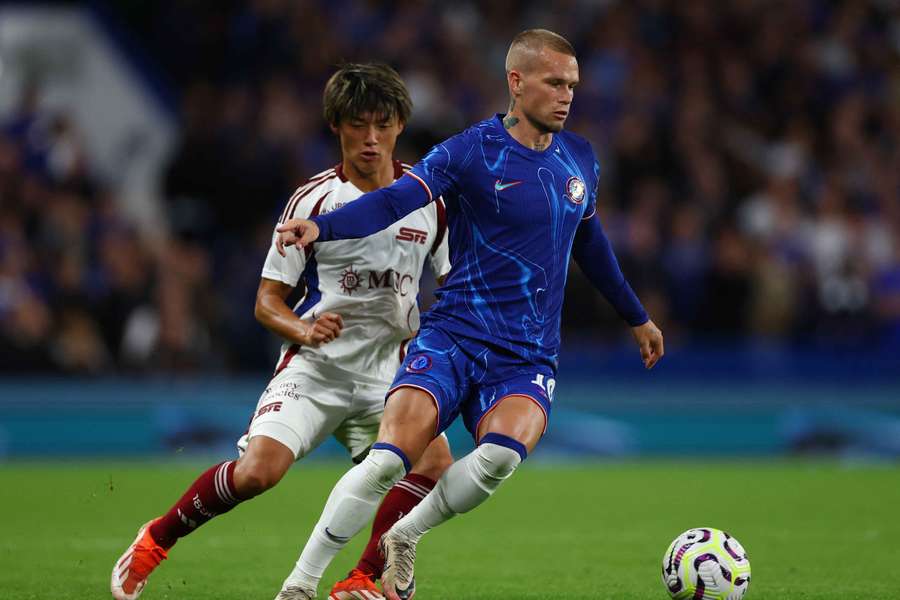 Chelsea's Mykhailo Mudryk (right) in action with Servette's Keigo Tsunemoto 