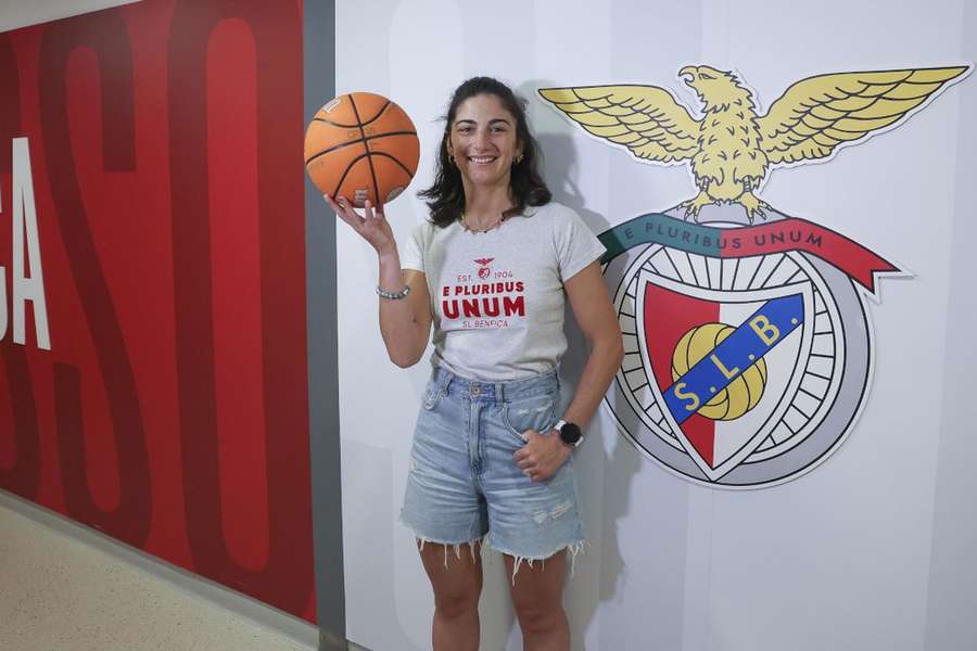 Inês Faustino apresentada pelo Benfica